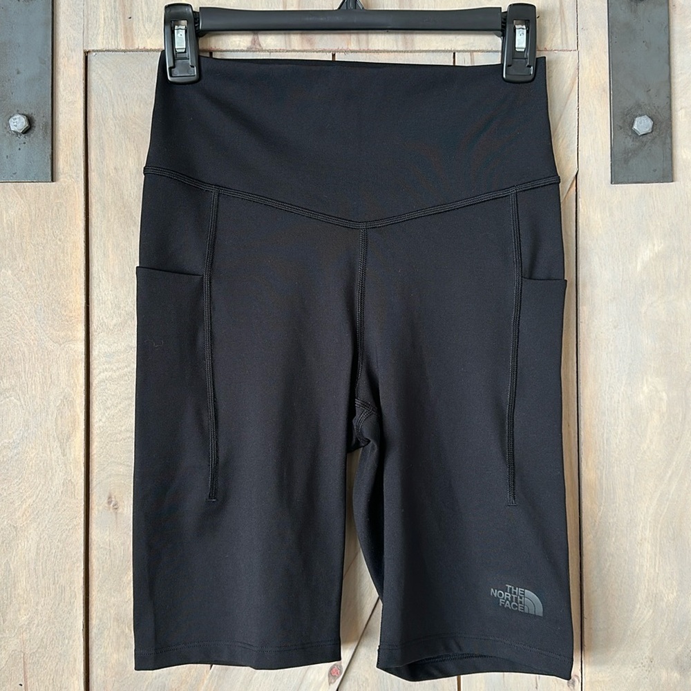 The North Face Women's Motivation High-Rise Pocket 9" Short in Black size Medium